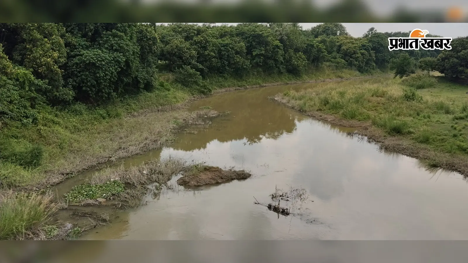 कमतौल में अधवारा नदी का पानी सूखने की कगार पर, किसानों की बढ़ी चिंता