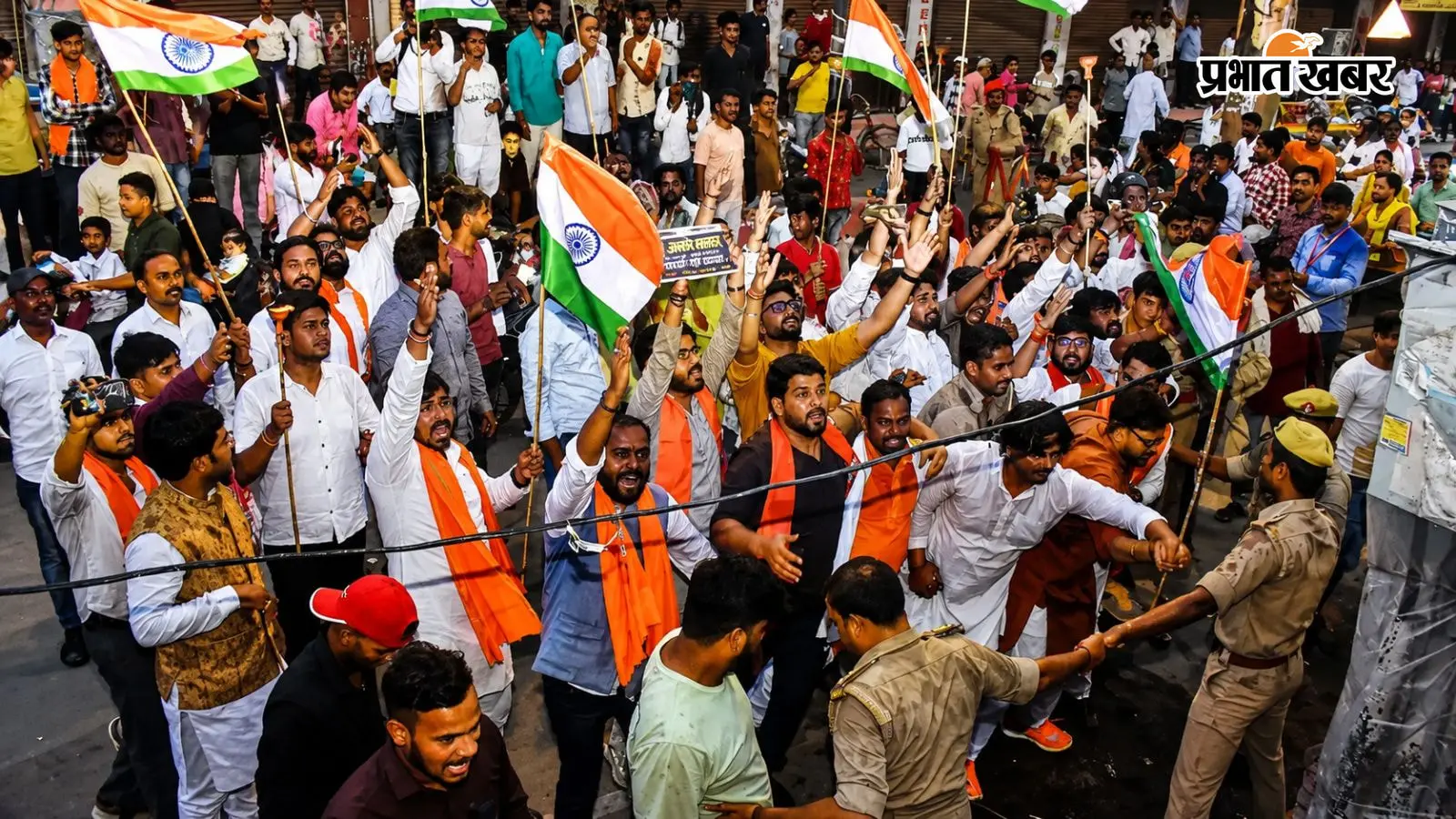 वाराणसी में वंदे मातरम् पर भाजपा-कांग्रेस कार्यकर्ताओं में बढ़ा विवाद, जूते-चप्पल दिखाकर दोनों पक्ष आमने-सामने