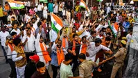 वाराणसी में वंदे मातरम् पर भाजपा-कांग्रेस कार्यकर्ताओं में बढ़ा विवाद, जूते-चप्पल दिखाकर दोनों पक्ष आमने-सामने