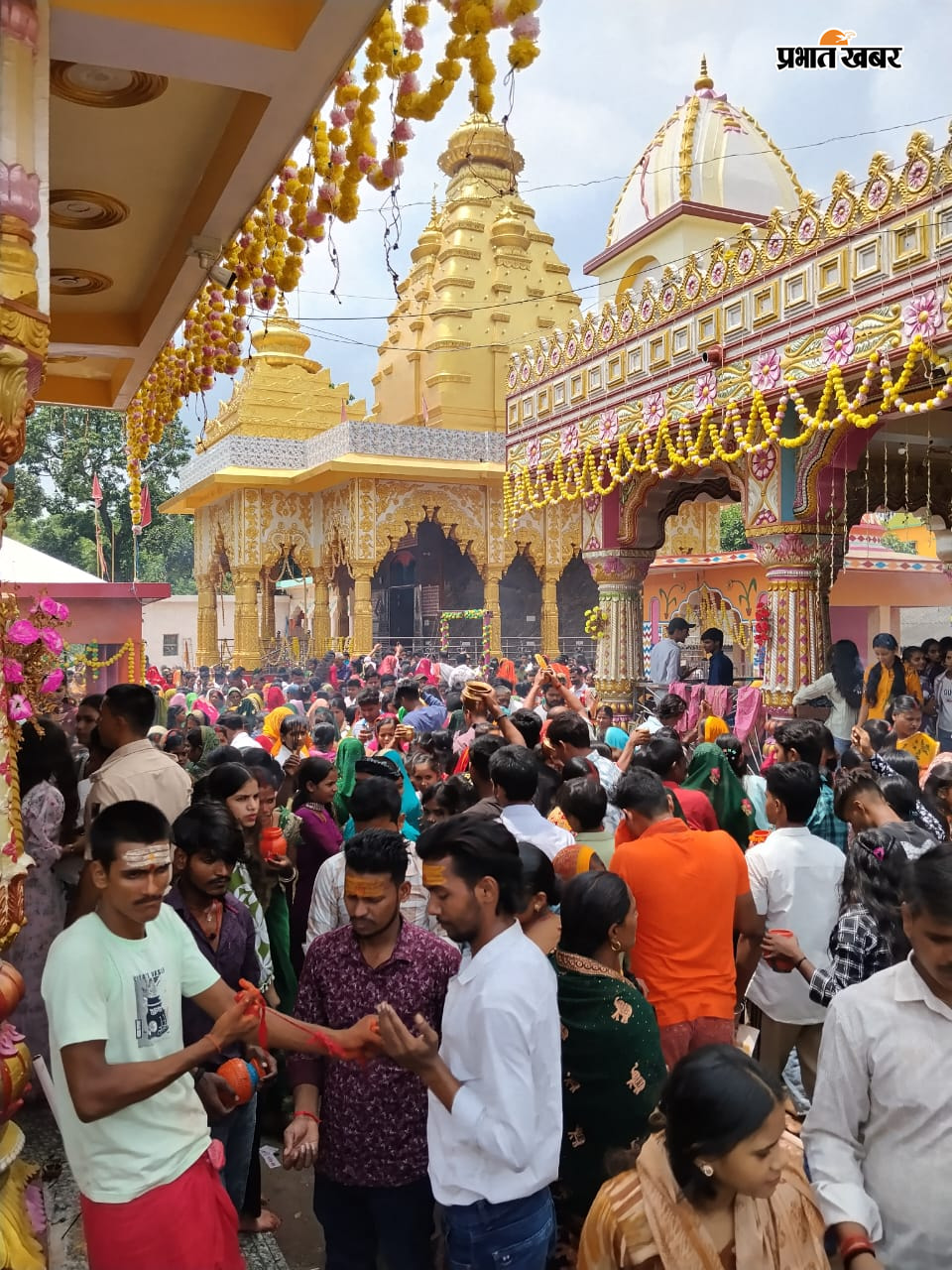 सर्वेश्वर धाम पटसा में जल चढ़ाने को लेकर जुटी भीड़ | Prabhat Khabar Network