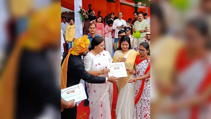 फोटो फाइल : 17 चितरपुर ए - चित्रा सिंह मुंडा को सम्मानित करती मंत्री, विधायक व उपायुक्त  | Prabhat Khabar Network