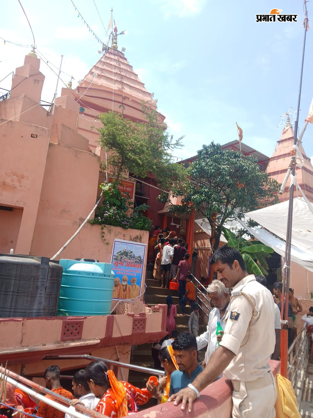 अजगैबीनाथ मंदिर मे पूजा अर्चना करते श्राद्धालु | Prabhat Khabar Network