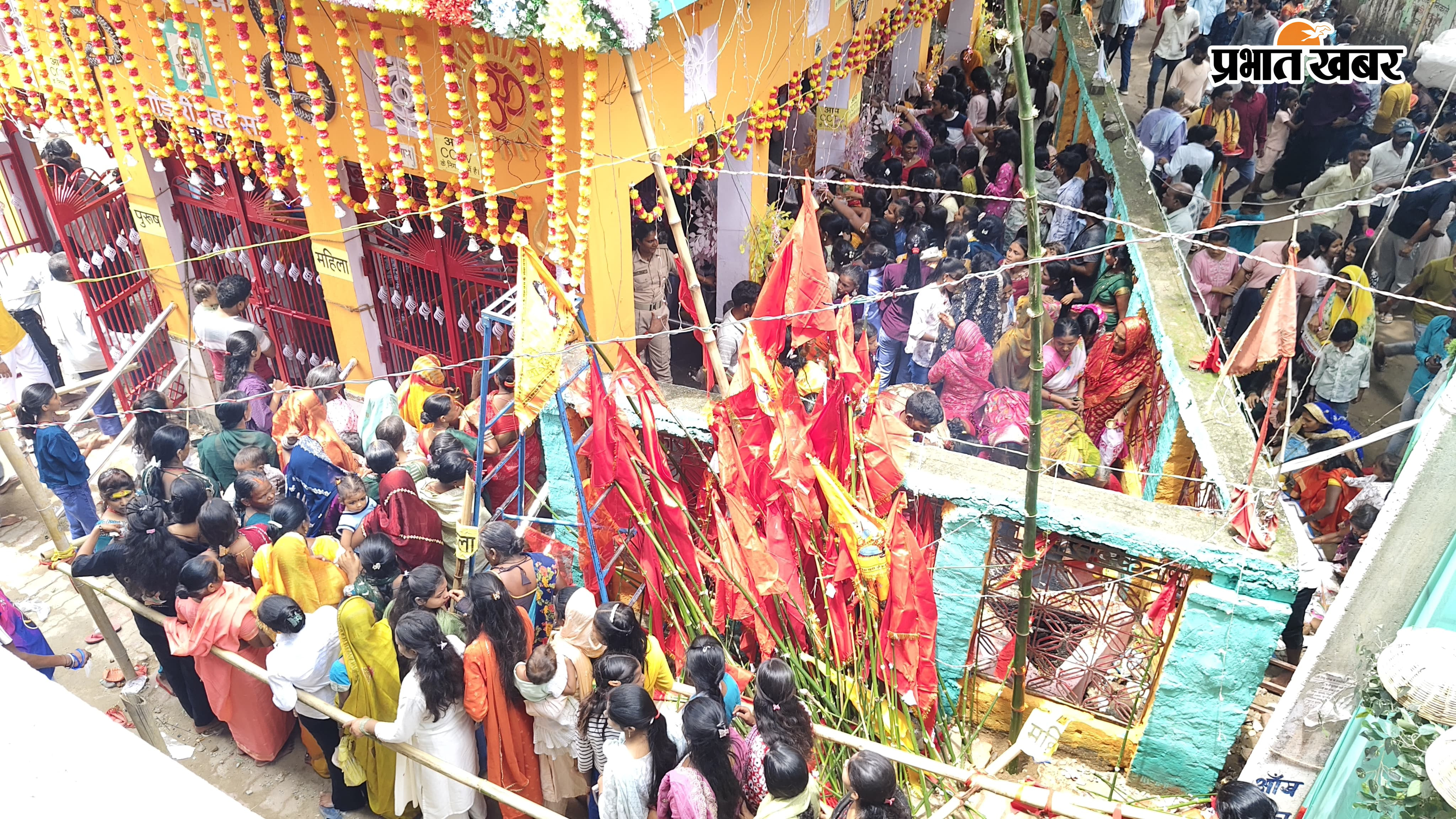 1 - गोड़ारी बक्स बाबा मंदिर में श्रद्धालुओं को उमड़ी भीड़  2- बक्स बाबा पर दूध लावा चढ़ाते श्रद्धालु  | Prabhat Khabar Network