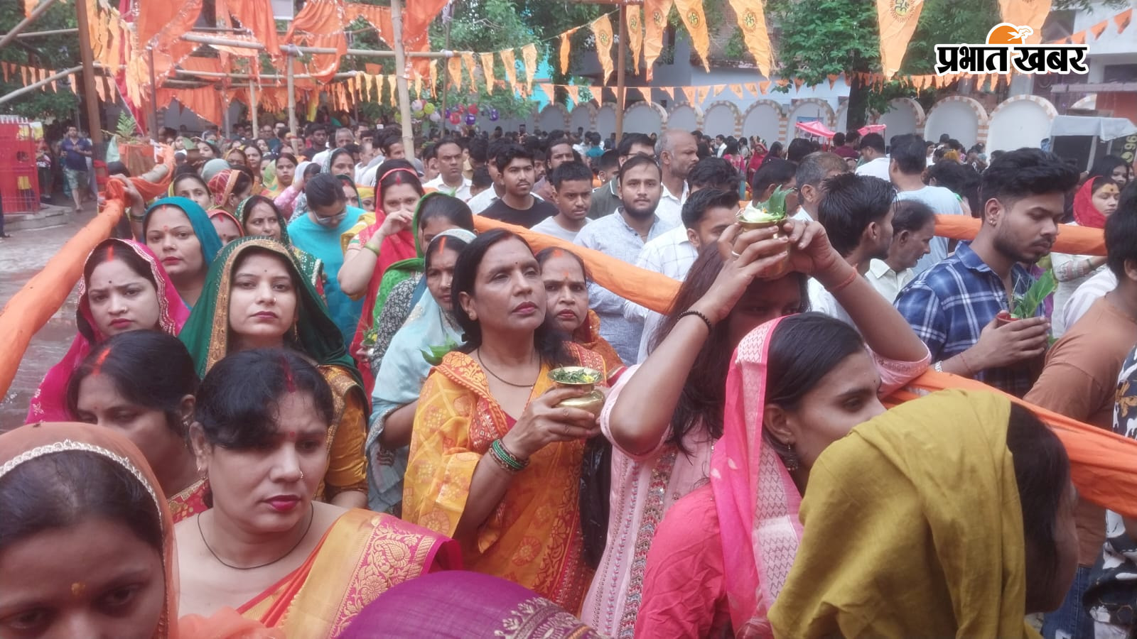 फ़ोटो.जलाभिषेक के लिए कतार में खड़े भक्त फ़ोटो. पूजन के लिए जल भरते भक्त फ़ोटो.मंदिर में चंदन लगवाते लोग फ़ोटो.डीजे की धुन पर थिरकते हुए महेन्द्रनाथ मंदिर जाते बच्चे | Prabhat Khabar Network