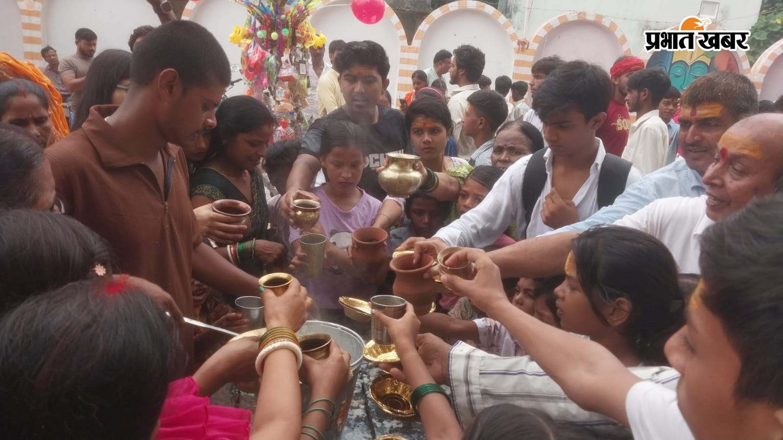 फ़ोटो.जलाभिषेक के लिए कतार में खड़े भक्त फ़ोटो. पूजन के लिए जल भरते भक्त फ़ोटो.मंदिर में चंदन लगवाते लोग फ़ोटो.डीजे की धुन पर थिरकते हुए महेन्द्रनाथ मंदिर जाते बच्चे | Prabhat Khabar Network