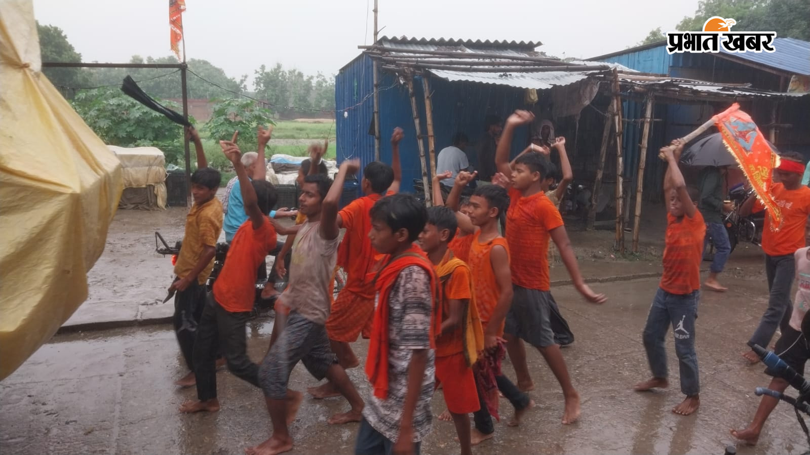 फ़ोटो.जलाभिषेक के लिए कतार में खड़े भक्त फ़ोटो. पूजन के लिए जल भरते भक्त फ़ोटो.मंदिर में चंदन लगवाते लोग फ़ोटो.डीजे की धुन पर थिरकते हुए महेन्द्रनाथ मंदिर जाते बच्चे | Prabhat Khabar Network
