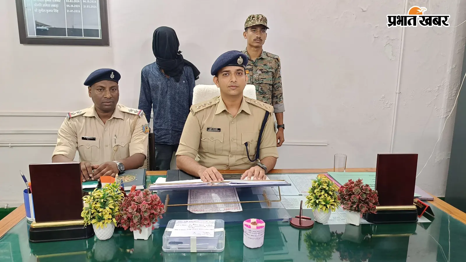 चतरा में 3 लाख की ब्राउन शुगर के साथ तस्कर गिरफ्तार, पुलिस को देखकर जंगल में भागा दूसरा आरोपी