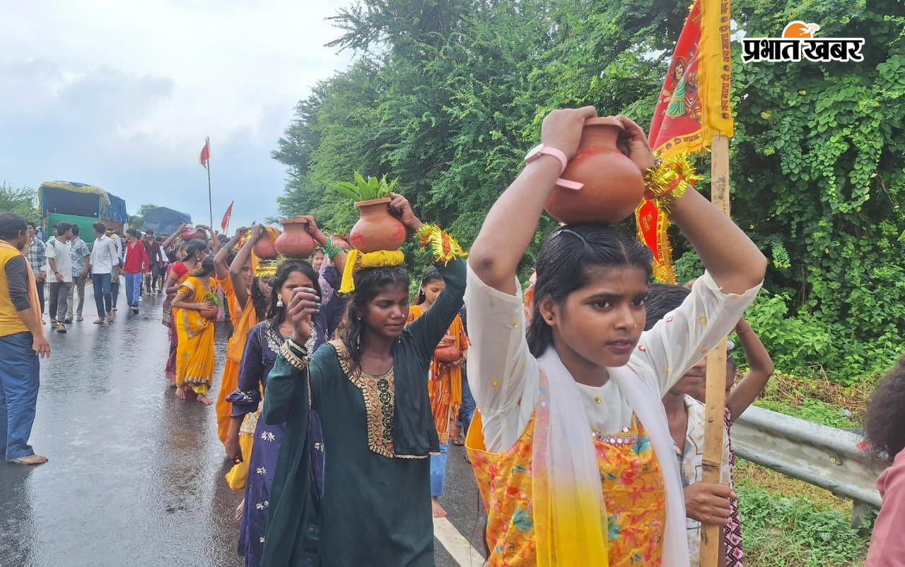 फोटो -- कलश शोभायात्रा में शामिल कुॅआरी कन्यायें. | Prabhat Khabar Network