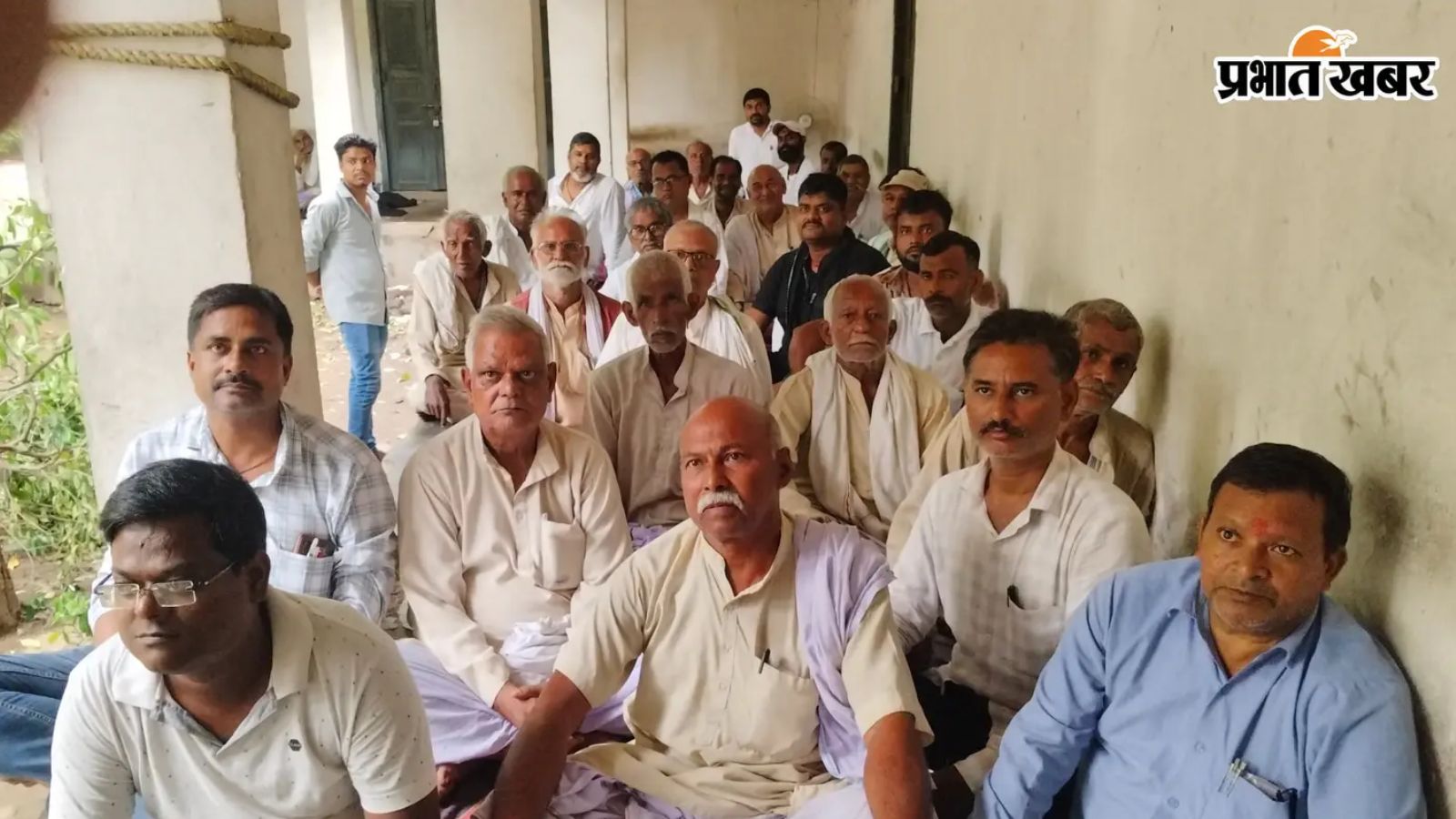 हड़ताल पर बैठे दस्तावेज नवीश संघ के सदस्य