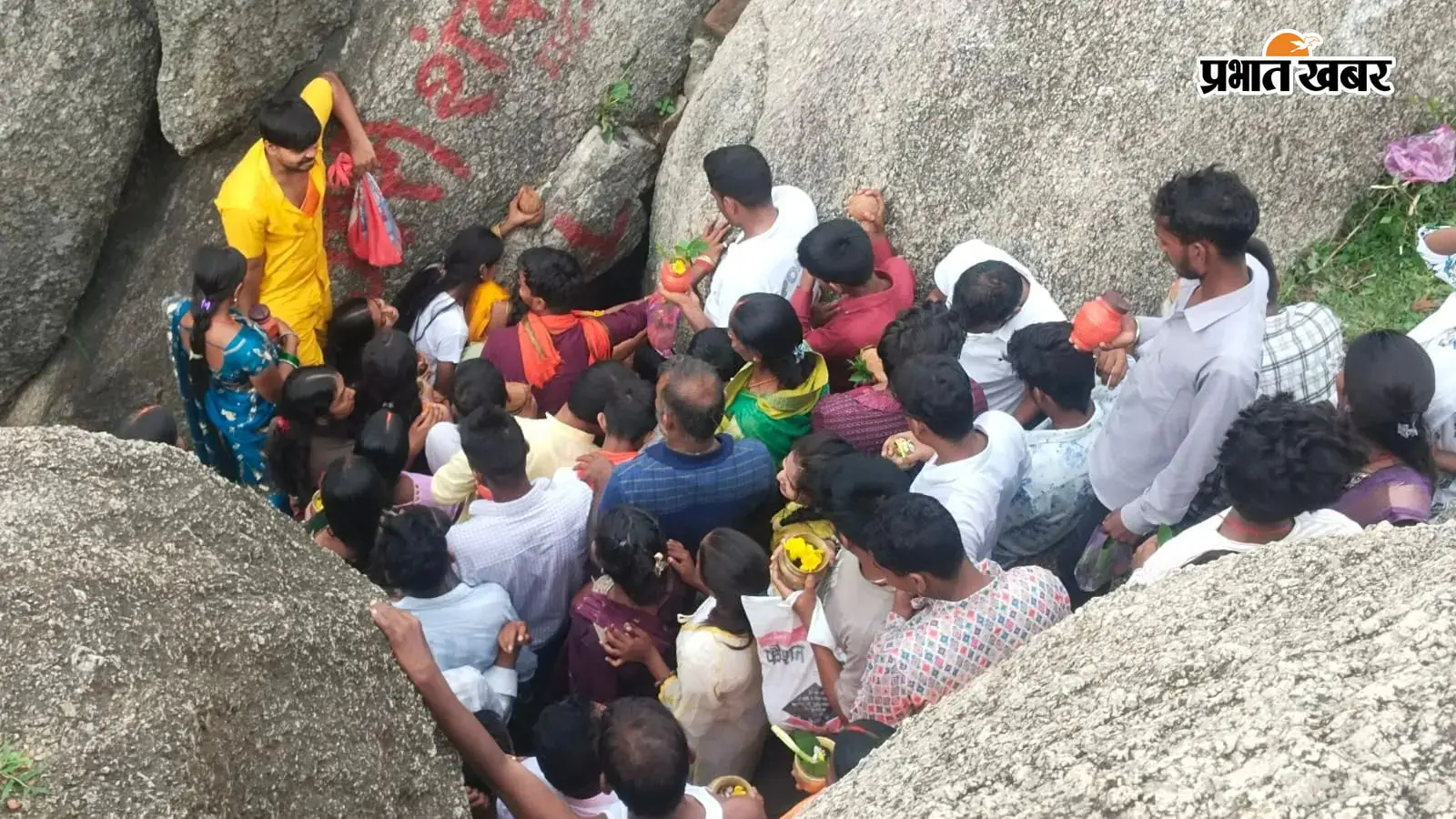 सावन की तीसरी सोमवारी पर शिवालयों में उमड़ी श्रद्धालुओं की भीड़, हर-हर महादेव के जयघोष से गूंजा मदनपुर