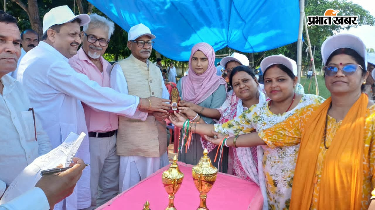 प्रतिभागी को पुरस्कृत करते कुलसचिव | Prabhat Khabar Network