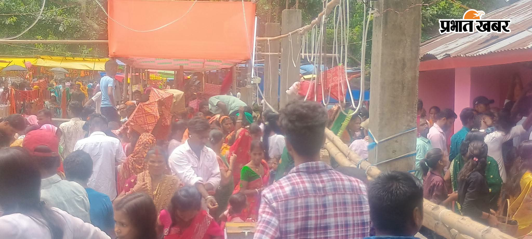 फोटो कैप्शन :- नाग पंचमी पर बिषहरी स्थान मंदिर में उमड़ी श्रद्धालुओं की भीड़  | Prabhat Khabar Network