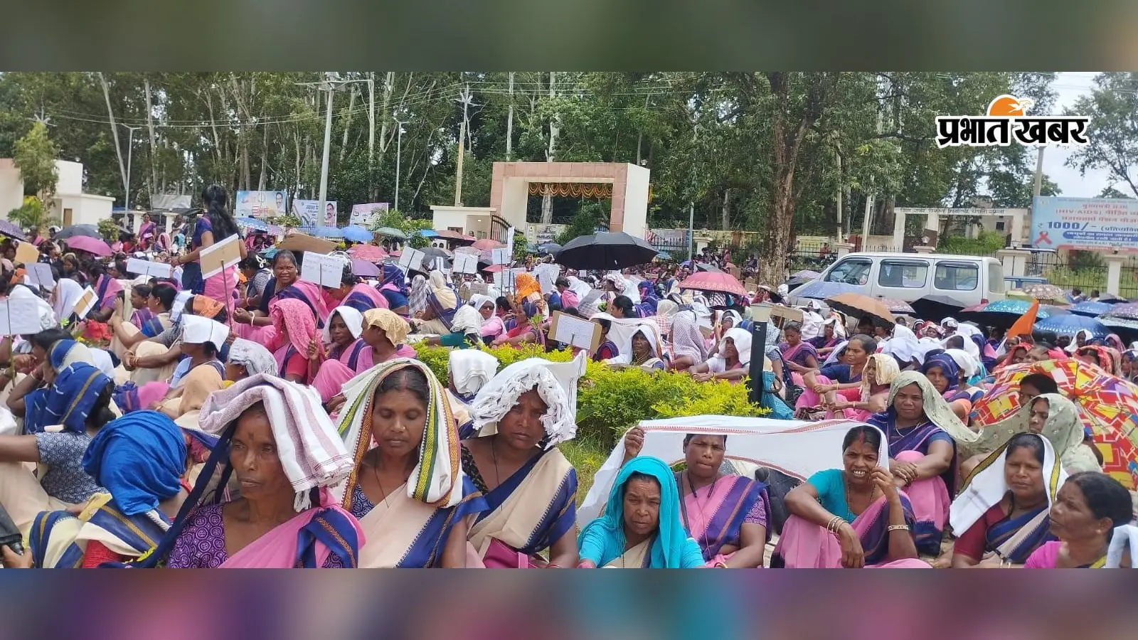 गुमला में आंगनबाड़ी सेविकाओं का धरना, 30 हजार न्यूनतम मानदेय समेत 6 मांगों को लेकर DC को सौंपा ज्ञापन