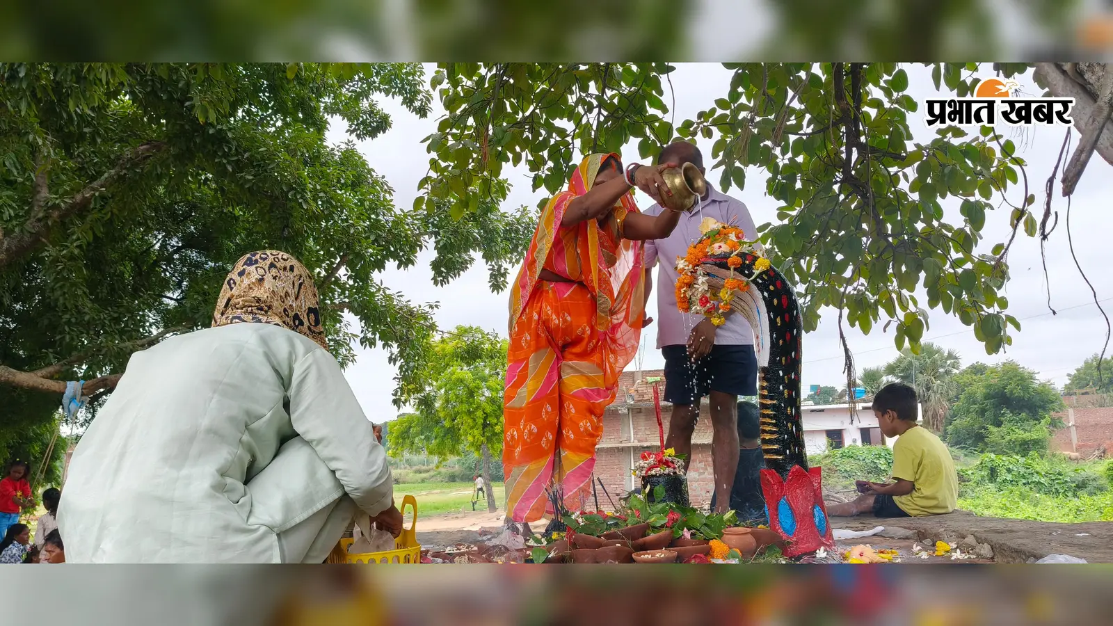 नाग पंचमी पर रोहतास के नाग देवता मंदिर में उमड़ी श्रद्धालुओं की भीड़, दूध और लावा चढ़ाकर की पूजा