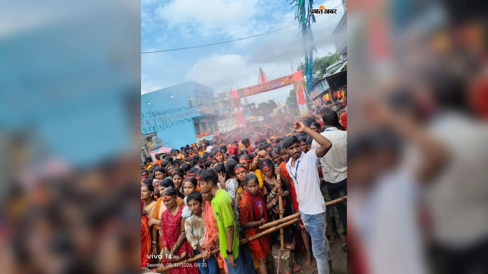 मंदिर प्रांगण में श्रद्धालुओं की भीड़