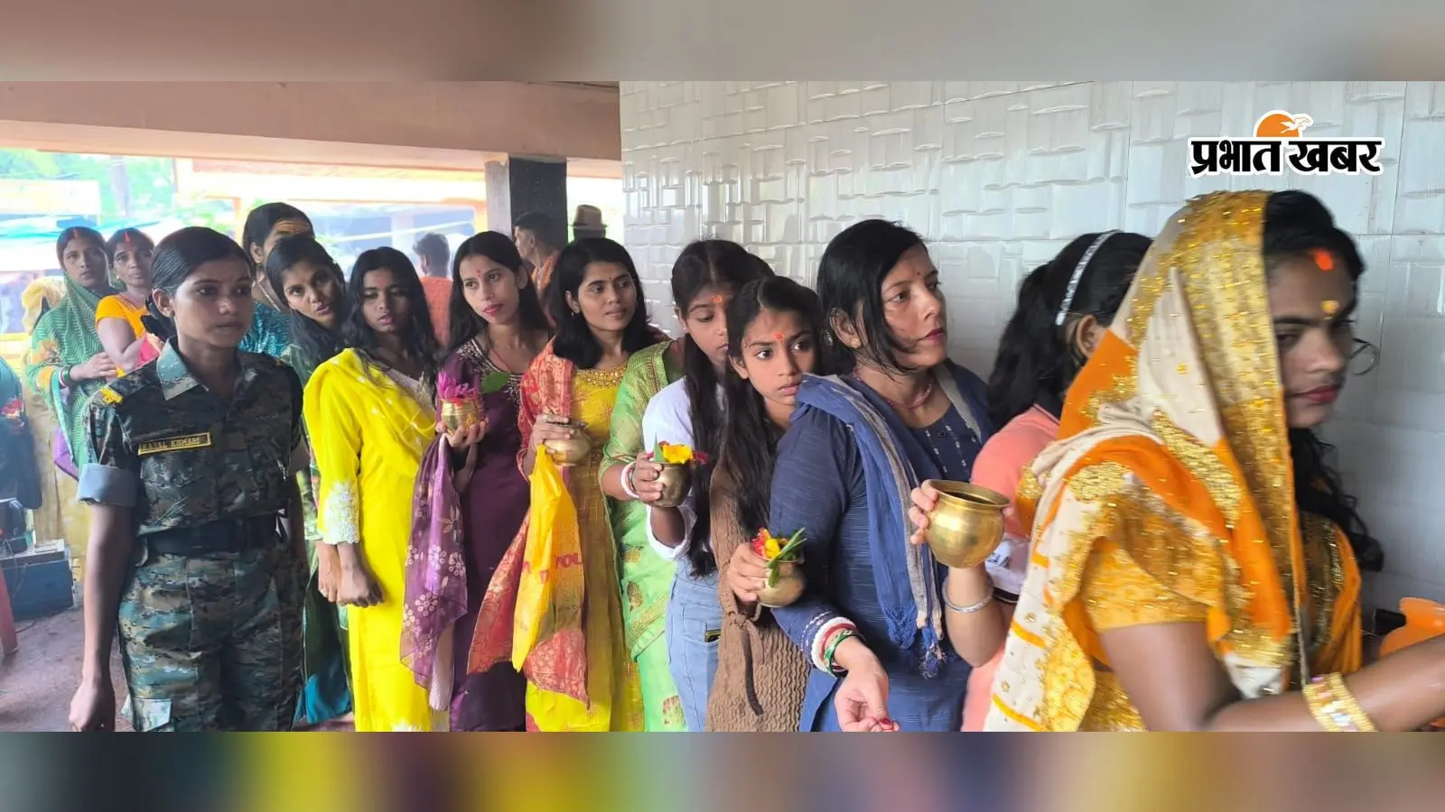 तीसरी सोमवारी पर दुखहरण नाथ मंदिर में उमड़ी श्रद्धालुओं की भीड़, महिलाओं ने किया जलाभिषेक
