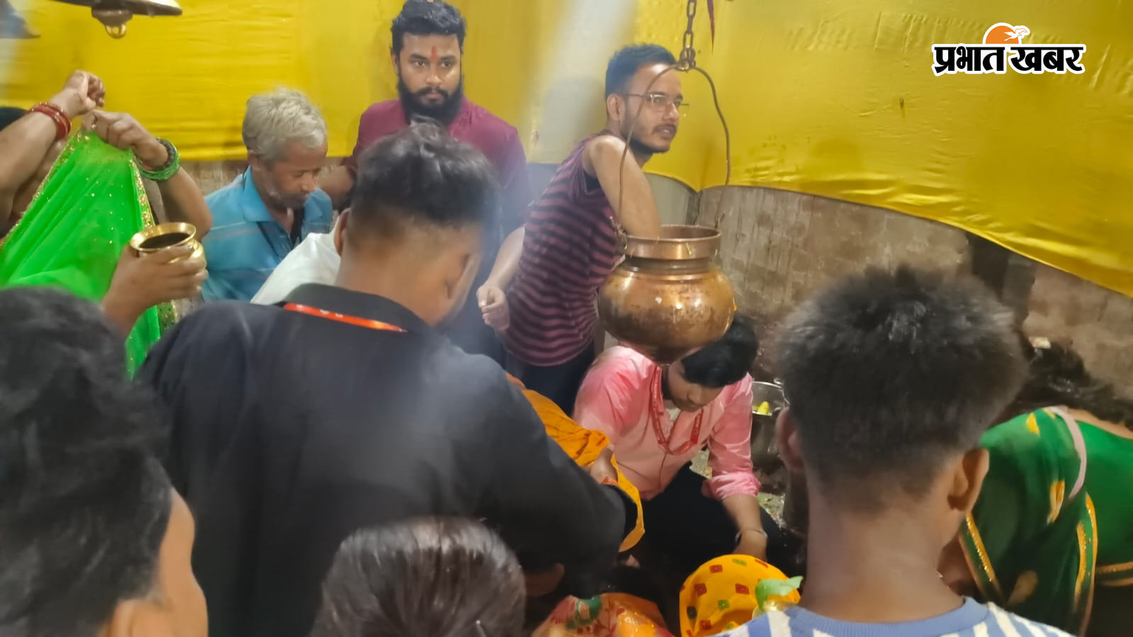 फोटो - नगर के नागेश्वरनाथ महादेव मंदिर परिसर में जलाभिषेक करते श्रद्धालुओं , निरीक्षण करते एसडीओ, इओ थानाध्यक्ष व अन्य . | Prabhat Khabar Network