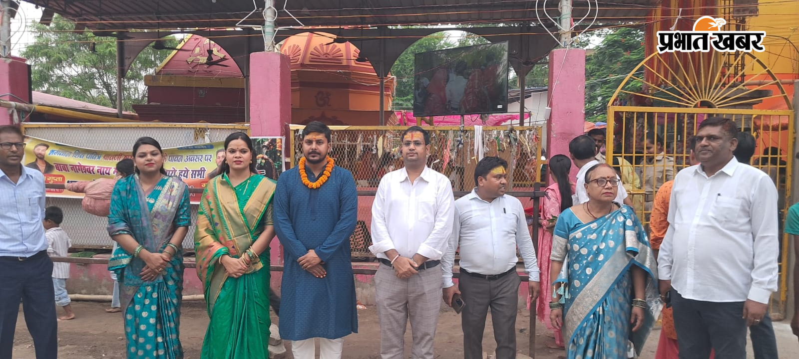 फोटो - नगर के नागेश्वरनाथ महादेव मंदिर परिसर में जलाभिषेक करते श्रद्धालुओं , निरीक्षण करते एसडीओ, इओ थानाध्यक्ष व अन्य . | Prabhat Khabar Network