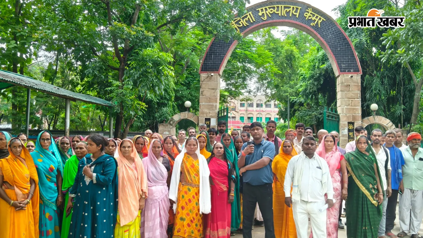 कैमूर: गलत केस में फंसाने का आरोप, दर्जनों ग्रामीण पहुंचे SP कार्यालय; निष्पक्ष जांच की मांग