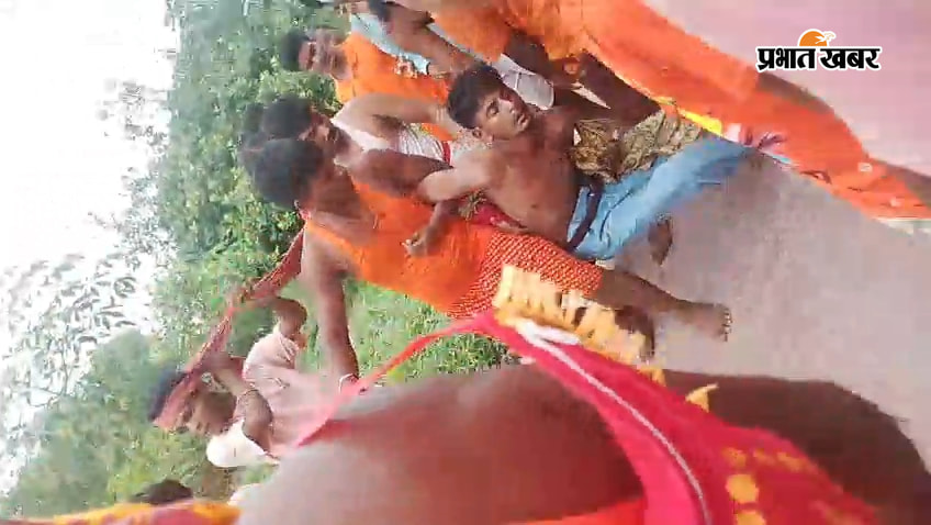 महनार रोड रेलवे स्टेशन के बाहर संदिग्ध युवक की पिटाई करते यात्री एवं कांवड़िये। | Prabhat Khabar Network