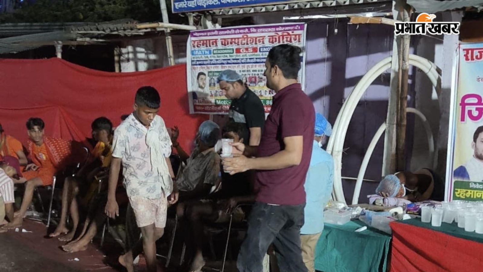 शिवभक्तों की सेवा में लगे कार्यकर्ता