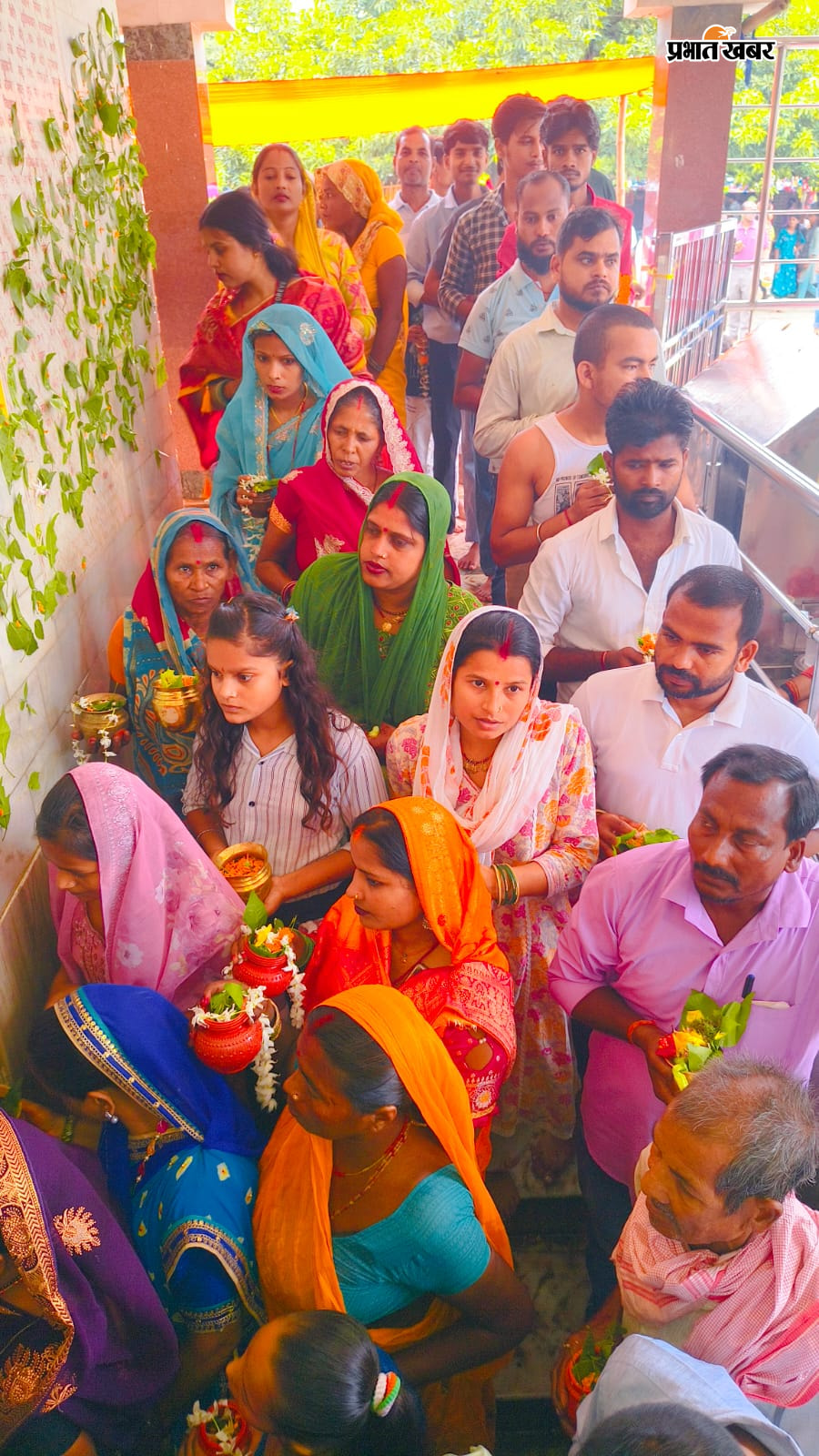 हलेश्वर नाथ महादेव मंदिर के गर्भगृह में जलाभिषेक करते श्रद्धालु भक्त गण. हलेश्वर नाथ महादेव मंदिर में जलाभिषेक को कतारबद्ध होकर गर्भगृह की ओर जाते श्रद्धालु भक्त गण. | Prabhat Khabar Network