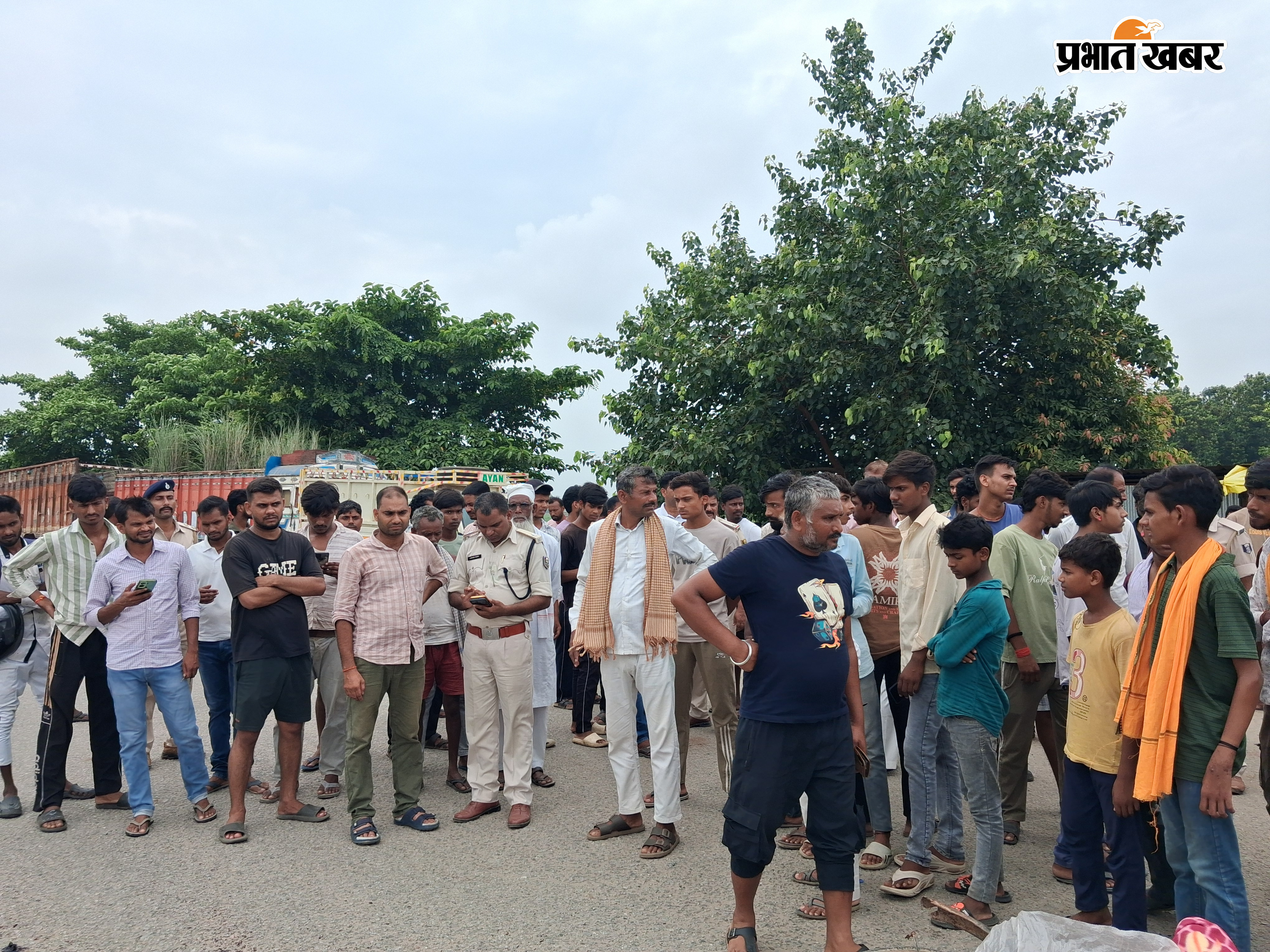 सड़क जाम किये ग्रामीणों को समझाते बुझाते थानाध्यक्ष व अन्य | Prabhat Khabar Network