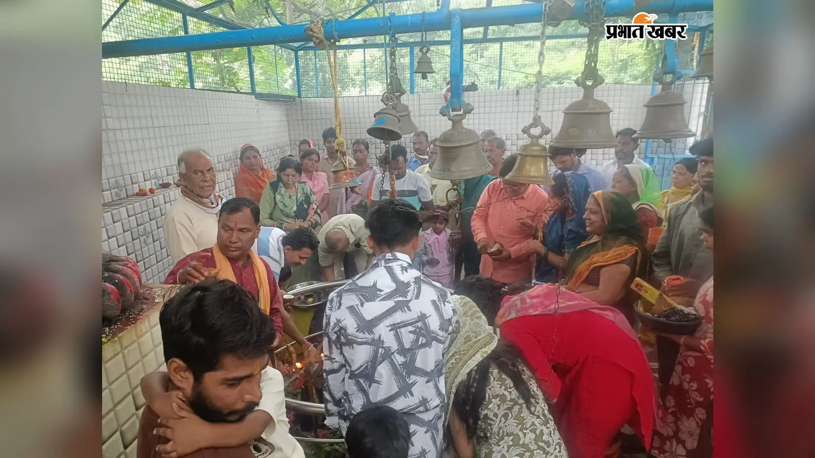 तीसरी सोमवारी पर शिवभक्ति में डूबा बसिया, मंदिरों में उमड़ा जनसैलाब