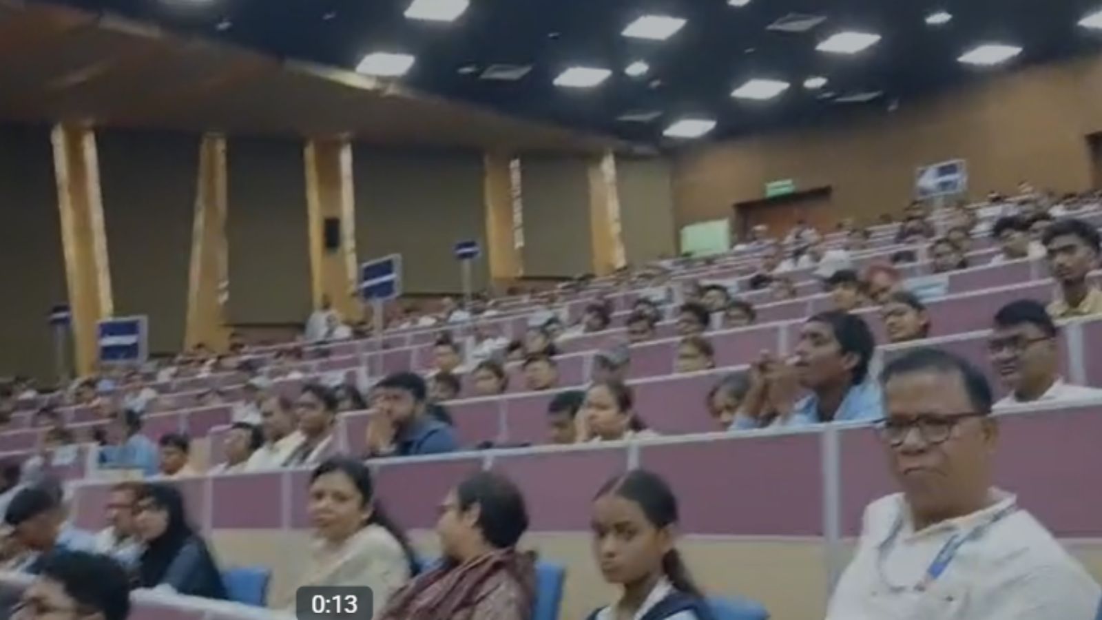 संवाद के दौरान मौजूद जेन जी व अन्य