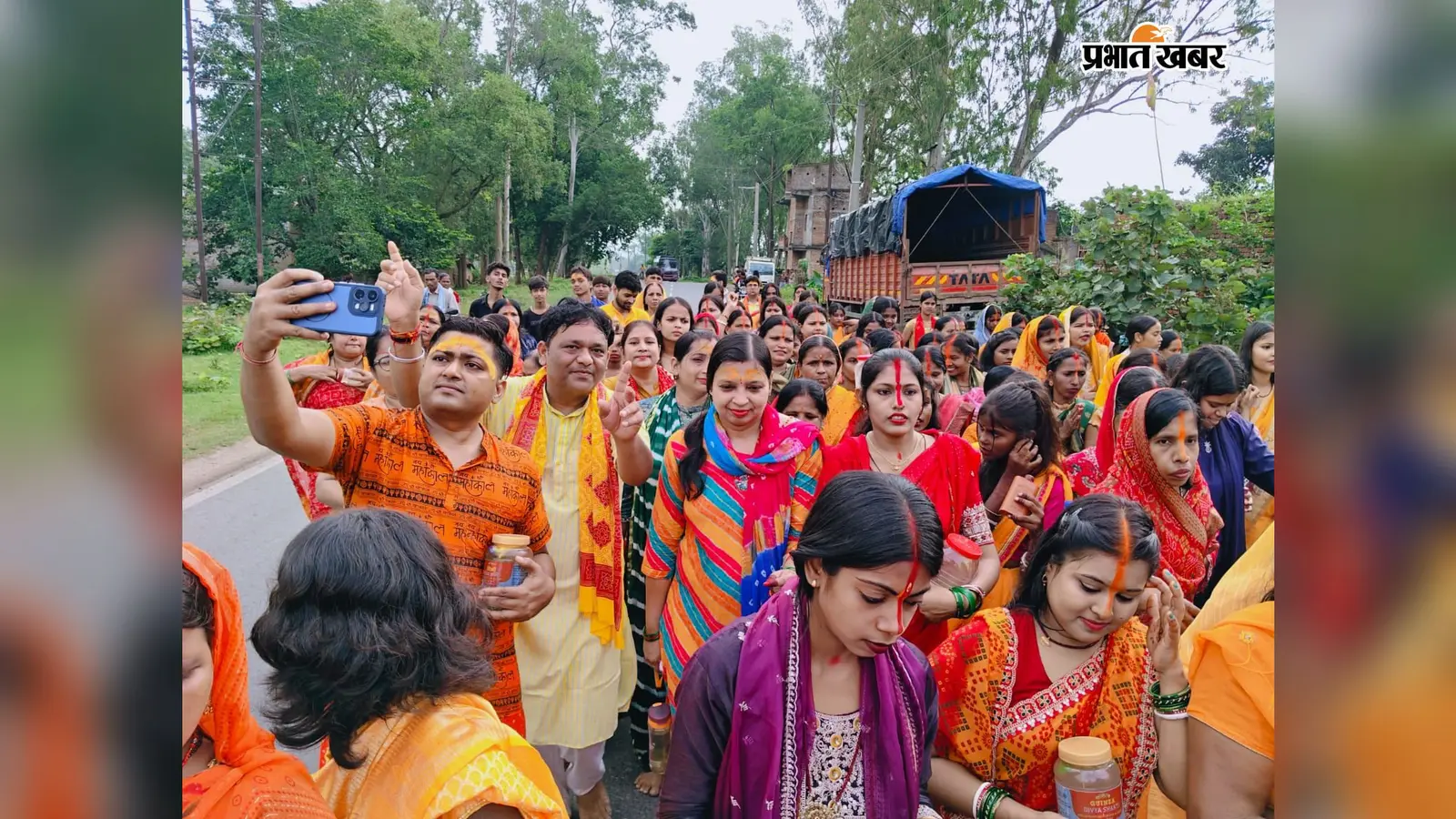 अजय नदी से शिव मंदिर तक आस्था की डगर, कांवर लेकर निकला कांवरियों का जत्था