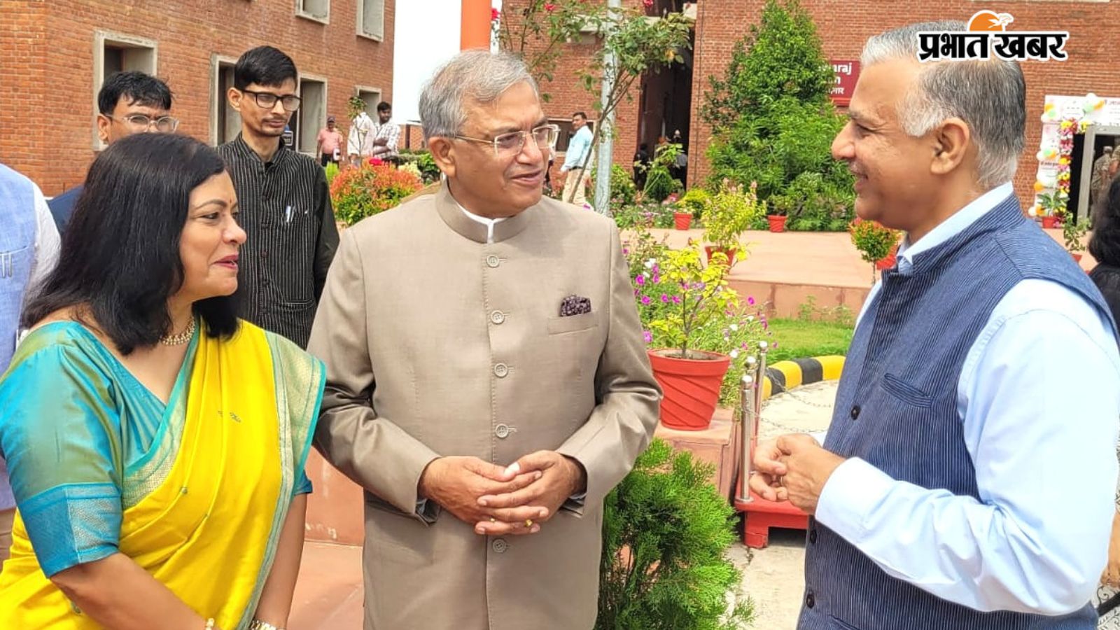 मुख्य निर्वाचन आयुक्त ज्ञानेश कुमार से बातचीत करते नालंदा विश्वविद्यालय के कुलपति प्रो. सचिन चतुर्वेदी