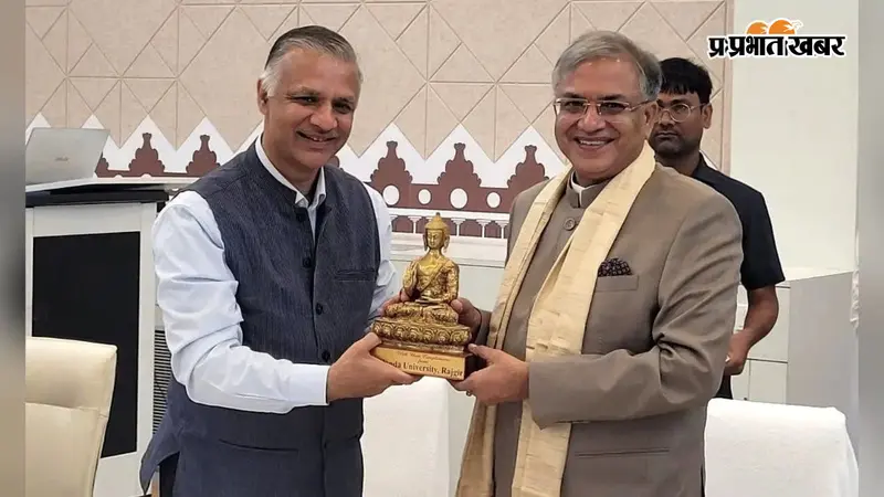 नालंदा विश्वविद्यालय में मुख्य निर्वाचन आयुक्त ज्ञानेश कुमार को भगवान बुद्ध की प्रतिमा भेंट करते कुलपति प्रो सचिन चतुर्वेदी
