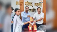 महनार की तान्या सिंह को निबंध लिखने में मिला प्रथम स्थान, अधिकारियों ने किया सम्मानित