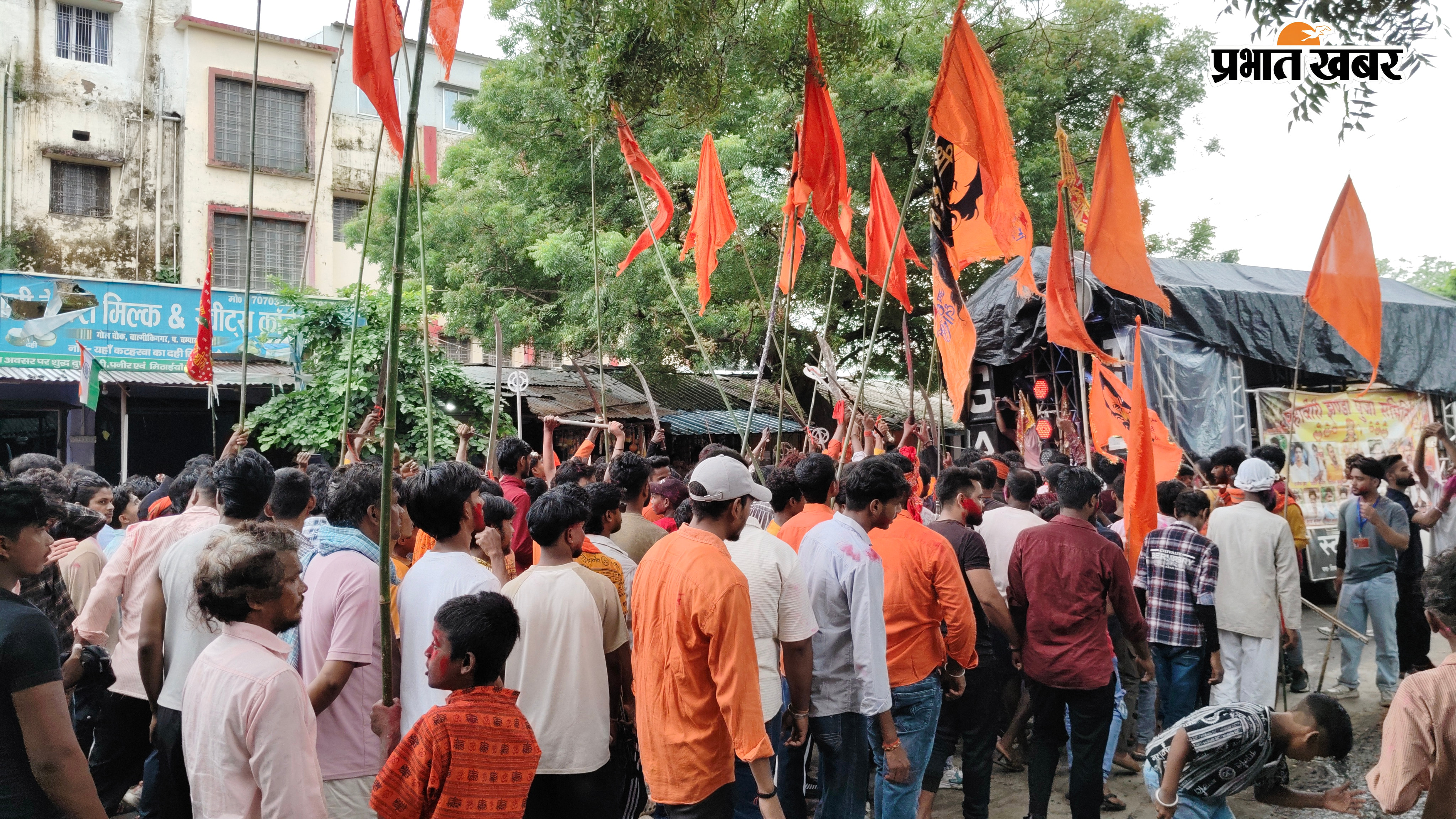  पुलिस-एसएसबी की कड़ी निगरानी में निकली शोभायात्रा | Prabhat Khabar Network