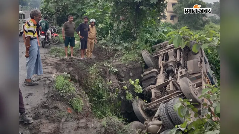 जैनामोड़-फुसरो सड़क पर हादसा, रेलिंग नहीं होने से पुल से नीचे गिरा सीमेंट लदा ट्रक