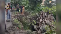 जैनामोड़-फुसरो सड़क पर हादसा, रेलिंग नहीं होने से पुल से नीचे गिरा सीमेंट लदा ट्रक