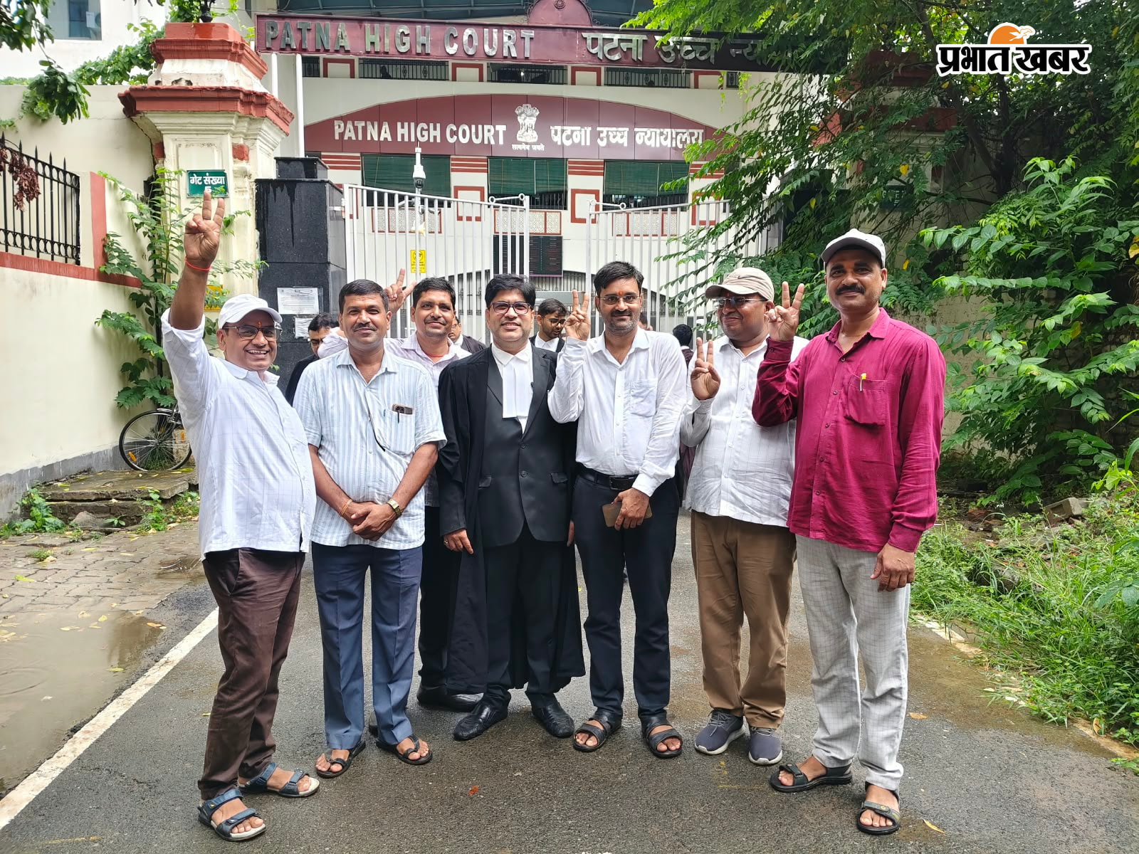 न्यायालय के फैसला के बाद अधिवक्ता के साथ हर्ष जताते शिक्षक | Prabhat Khabar Network