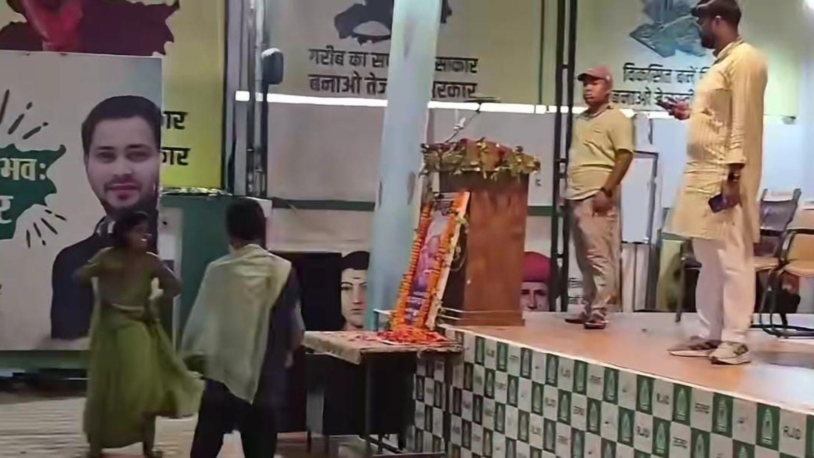 नृत्य करते लोग