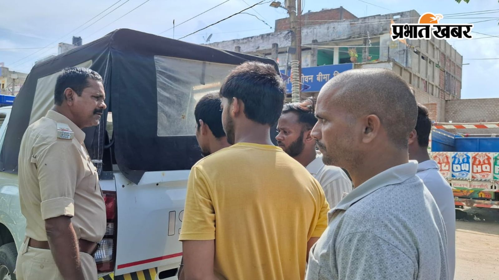 पूछताछ करती पुलिस