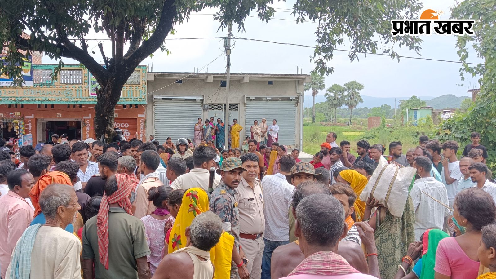 सड़क जाम करते स्थानीय