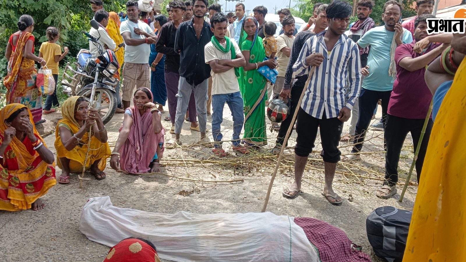 सड़क पर शव रखकर जाम लगाते स्थानीय