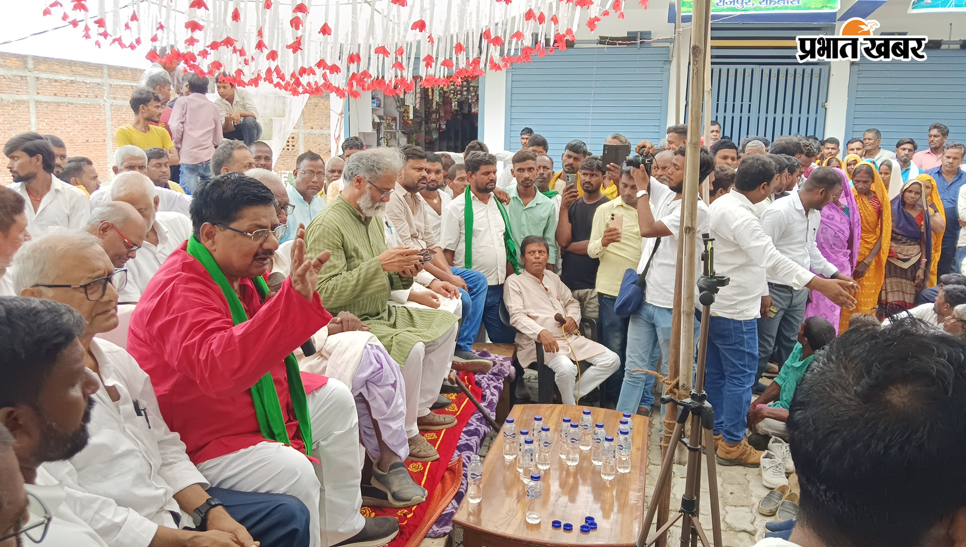 बैठक करते दीपंकर भट्टाचार्य  | Prabhat Khabar Network