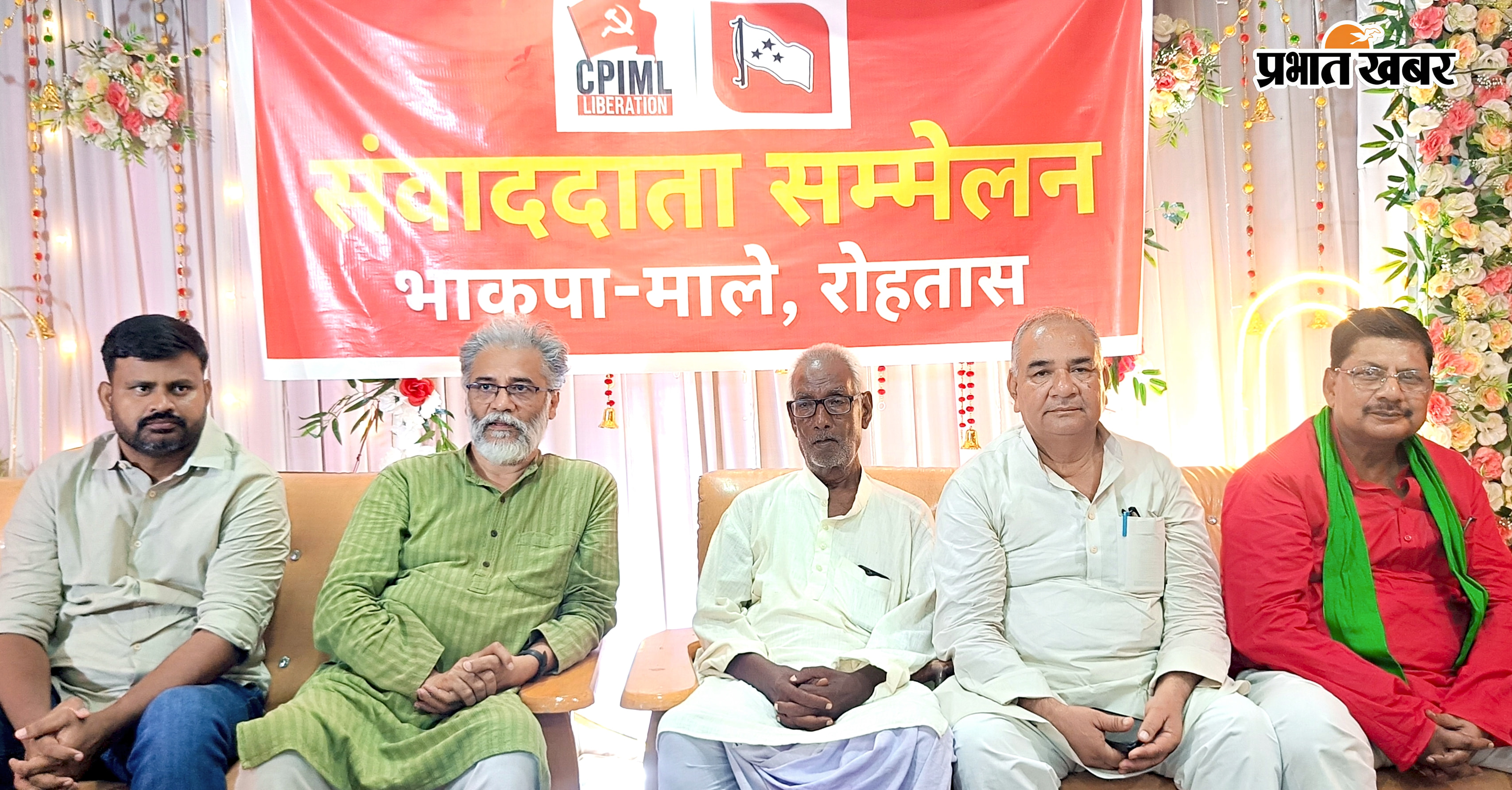 बिक्रमगंज में प्रेस को संबोधित करते दीपांकर भट्टाचार्य और अन्य पार्टी नेता | Prabhat Khabar Network