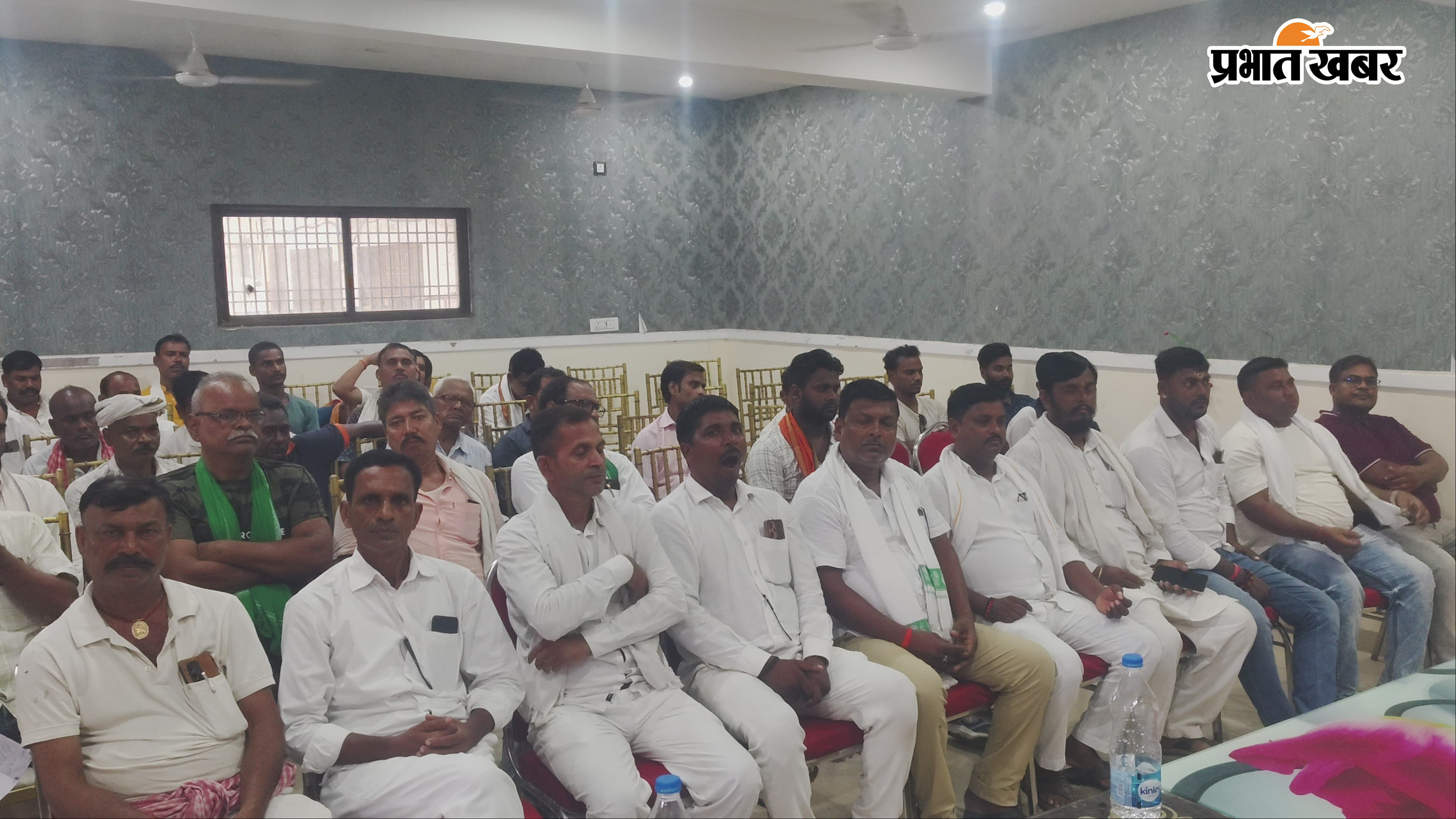 राजभवन मार्च की तैयारी को लेकर बैठक में मौजूद राजद नेता व कार्यकर्ता | Prabhat Khabar Network