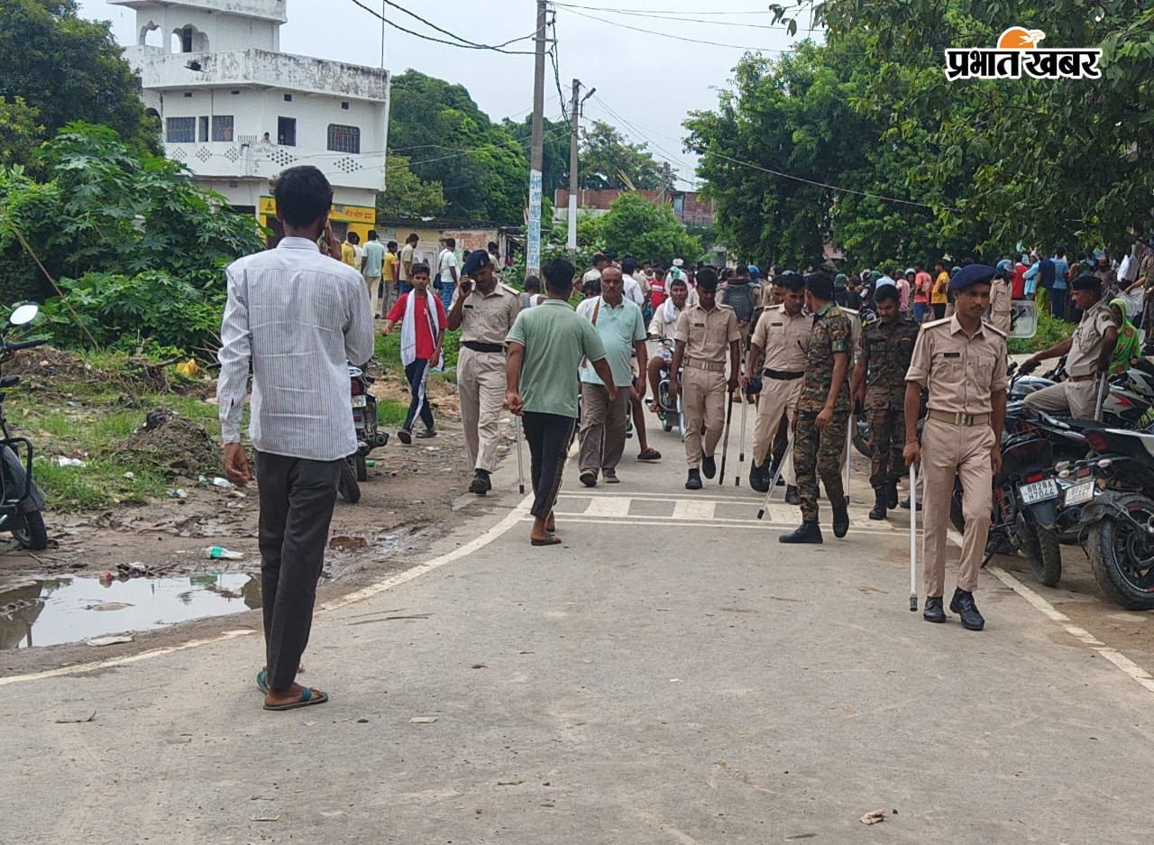 फोटो नं 27- अरना बाजार में तैनाती के लिए पहुंची पुलिस | Prabhat Khabar Network