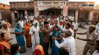 मोतिहारी: प्रेमी-प्रेमिका पकड़े गए तो मचा हंगामा, ग्रामीणों के बीच सिंदूर भरने का वीडियो वायरल