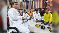 बक्सर: धनसोई बाजार के कारोबारियों की समस्याएं सुनने पहुंचे विधायक, बिजली और सड़क निर्माण का उठा मुद्दा