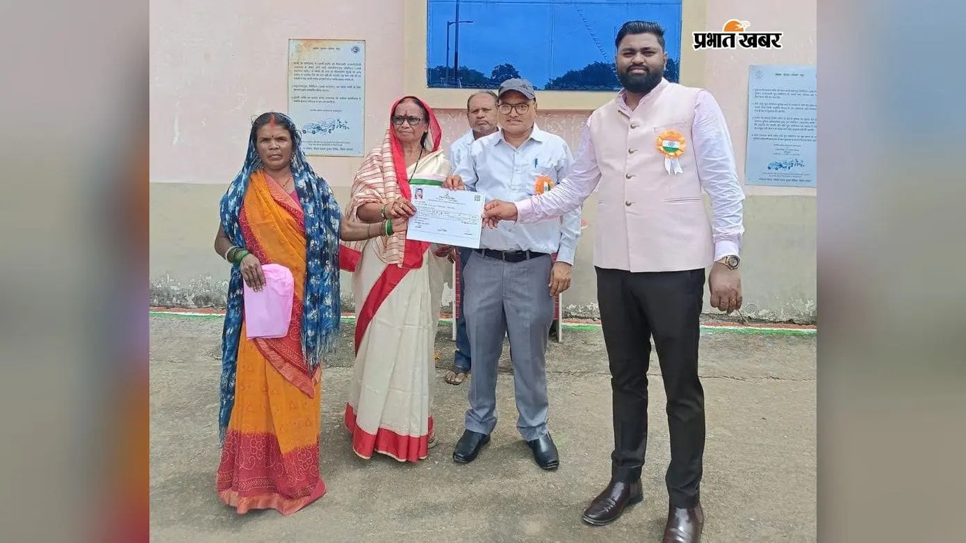 लक्ष्मीपुर में 15 भूमिहीन परिवारों को मिला वासगीत पर्चा, सीओ ने कहा- कोई पात्र परिवार नहीं रहेगा वंचित