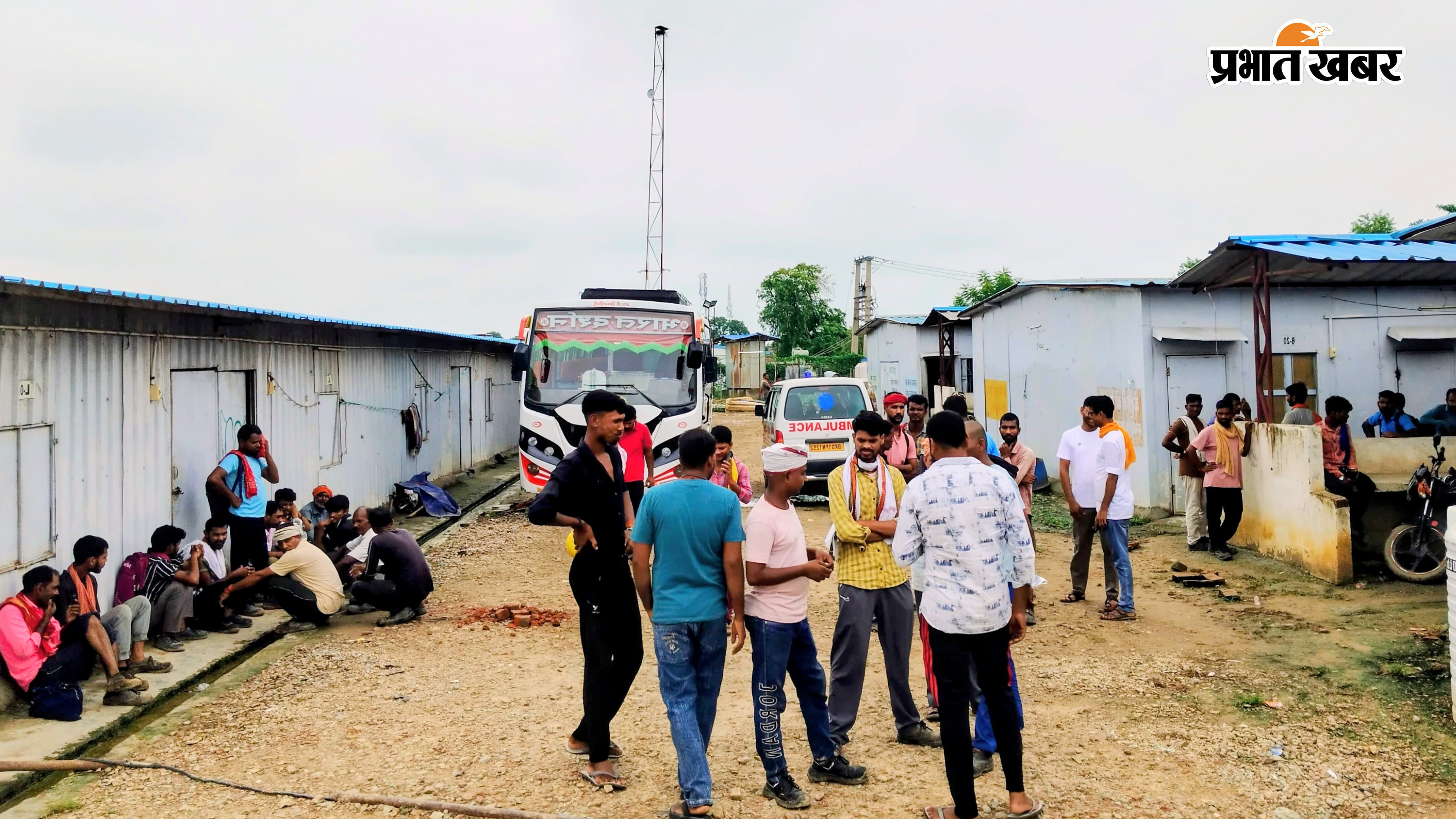 मृत मजदूर की फ़ाइल फ़ोटो और लेबर कॉलोनी में जुटे साथी मजदूर | Prabhat Khabar Network