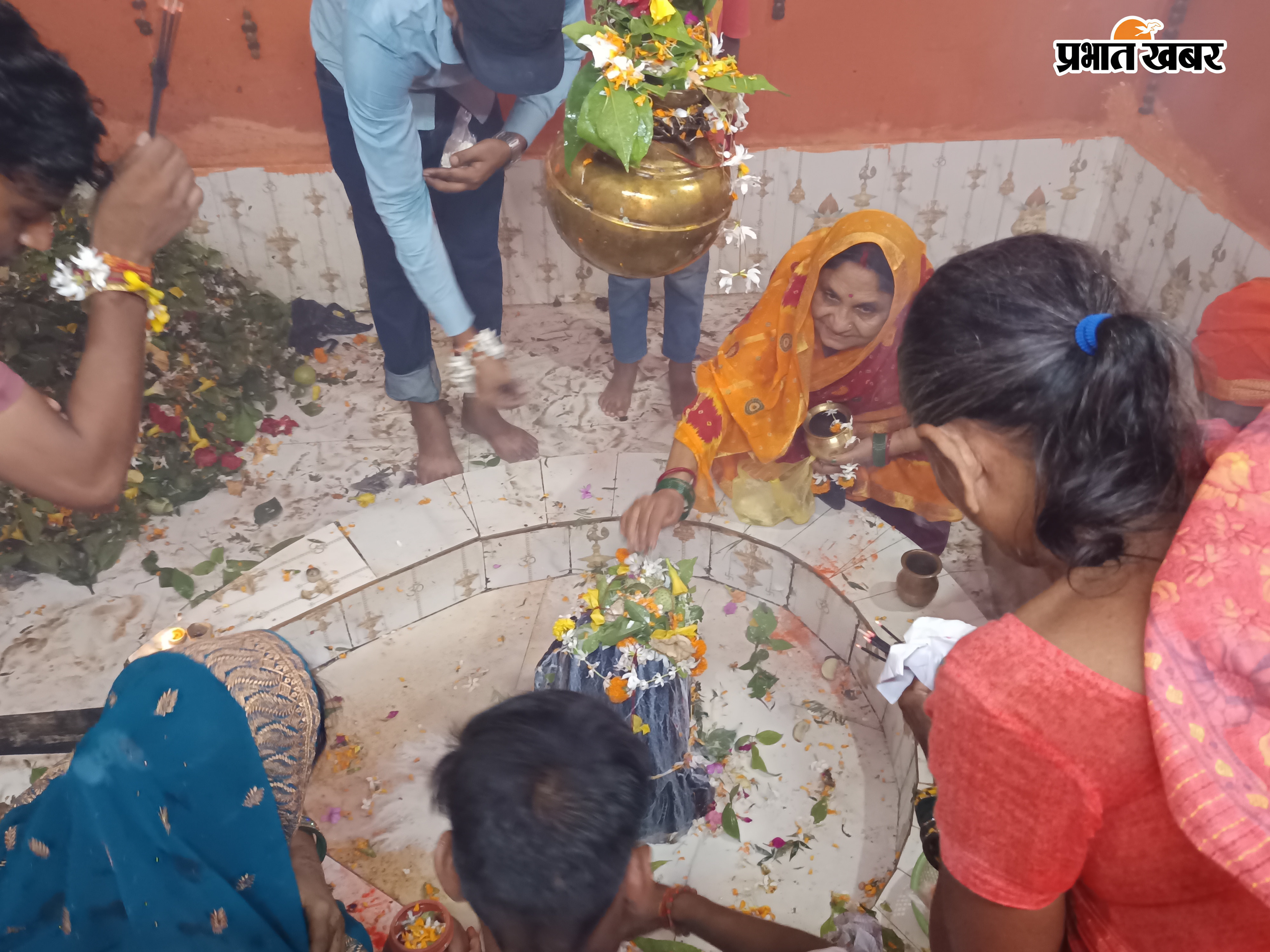 गौरी शंकर मंदिर की तस्वीर दर्शन करते श्रद्धालु | Prabhat Khabar Network
